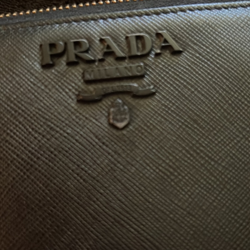 Beautiful black on black leather Prada wallet - Picture 7 of 7